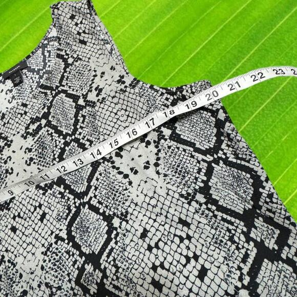 Halogen Faux-Silk Gray Snake Print Tank Top Size 1X - Picture 3 of 7